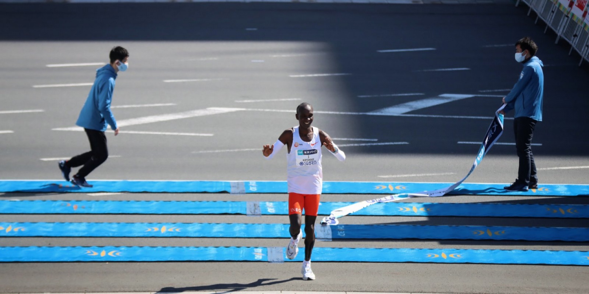 Eliud Kipchoge wins Tokyo Marathon in new course record