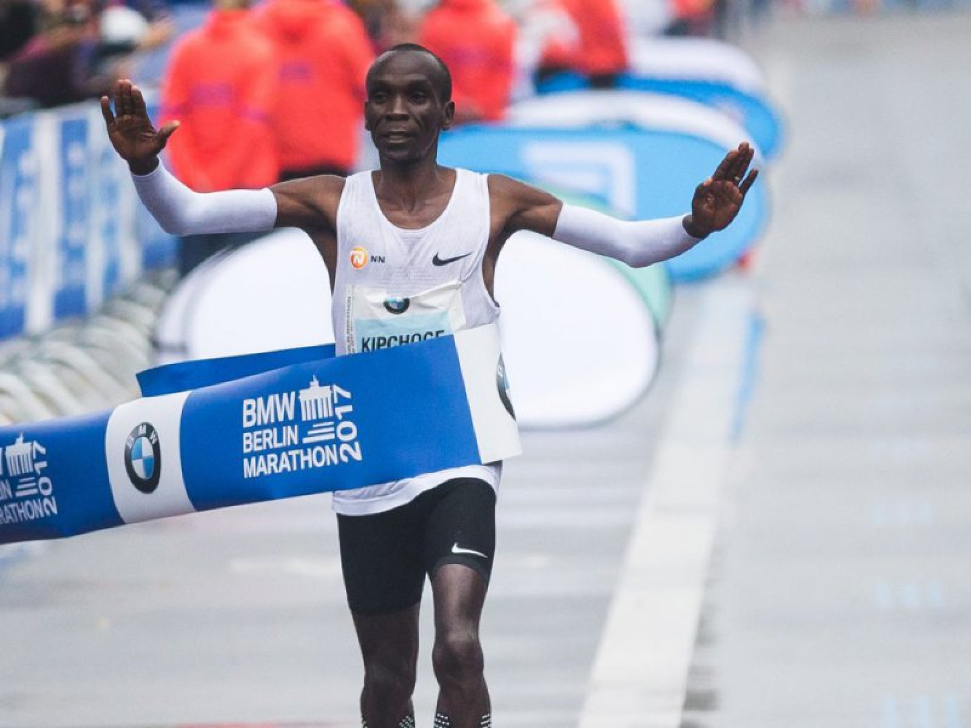 Eliud Kipchoge wins BMW Berlin Marathon